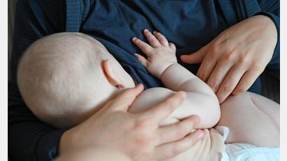 Bild: Elisa Schu/dpa
Sechs Monate ausschließlich stillen - diese Empfehlung der Weltgesundheitsorganisation (WHO) zur Ernährung von Babys gilt nun auch in Deutschland. (Symbolbild)