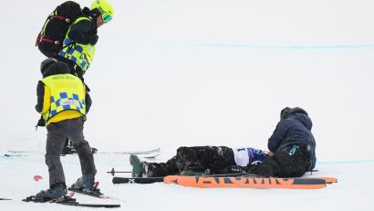 Bild: Julia Demaree Nikhinson/AP/dpa
Finley Melville Ives wird nach seinem schweren Sturz versorgt.