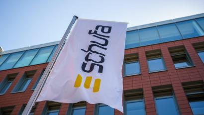 Bild: Andreas Arnold/dpa
Die 1927 gegründete „Schutzgemeinschaft für allgemeine Kreditsicherung“ erhält von ihren Vertragspartnern Informationen über die Eröffnung von Girokonten, die Ausgabe von Kreditkarten, den Abschluss von Leasingverträgen und Krediten. (Archivbild)