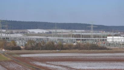 Bild: fz
Ansicht aus Süden, die Straße von Etzenricht nach Rothenstadt. Dahinter das Bayernwerk-Umspannwerk und hinter dem das Areal für eine beabsichtigte Batteriespeicheranlage plus Gaskraftwerk.