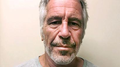 Bild: ---/AP/dpa
Der Skandal um Jeffrey Epstein wirft weltweit Fragen auf. (Archivbild)