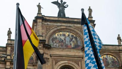 Bild: Stefan Puchner/dpa
Nach dem Tod der früheren Bundestagspräsidentin Rita Süssmuth hat Bayerns Ministerpräsident Markus Söder (CSU) Trauerbeflaggung angeordnet. (Symbolbild)