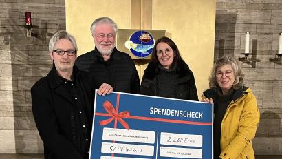 Bild: Margarete Pickert
Der Frauenchor "Kuhlvoices" spendet 2630 Euro aus einem Benefizkonzert an die SAPV Waldnaab.