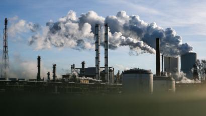 Bild: Jan Woitas/dpa
Schneider will die Chemieindustrie entlasten. (Archivbild)