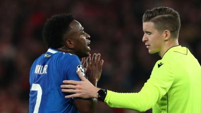 Bild: Pedro Rocha/AP/dpa
Real Madrids Vinícius Junior im Gespräch mit Schiedsrichter Francois Letexier.