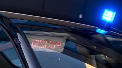 Bild: Hendrik Schmidt/dpa-Zentralbild/ZB
Die Polizei findet in einem Wohnhaus in Oberfranken eine tote 75-Jährige und nimmt daraufhin den Ehemann fest. (Symbolbild)