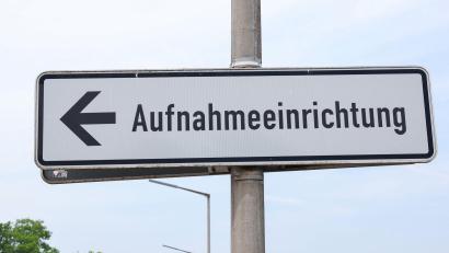 Bild: Daniel Löb/dpa
Bayerns Innenminister sieht eine erste Entlastung für die Kommunen bei der Asyl-Unterbringung. (Archivbild)