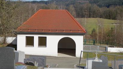 Bild: wel
Die Sanierung des Leichenhauses mit Fenstern und Türen geht voran, der Fußboden wird bei wärmerem Wetter gelegt