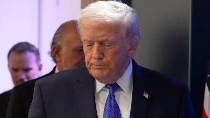 Bild: Alex Brandon/AP/dpa
Der Supreme Court hat viele seiner Zölle für illegal erklärt - nun reagiert Trump.