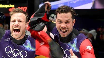 Bild: Robert Michael/dpa
Die Rekord-Olympioniken Tobias Arlt (links) und Tobias Wendl tragen die deutsche Fahne bei der Schlussfeier. (Archivfoto)