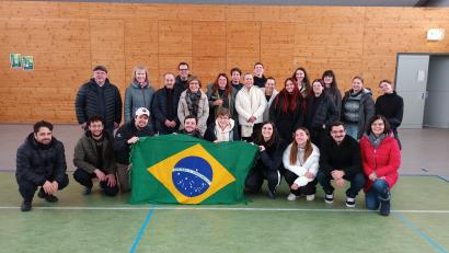 Bild: Gerda Stollner
Helferinnen, Helfer und Musikerinnen und Musiker in der Birglandhalle.