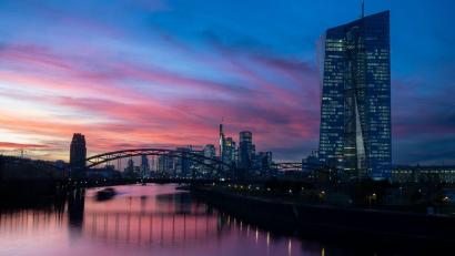 Bild: Boris Roessler/dpa
Die Bankenaufsicht der EZB verhängt eine Millionenstrafe gegen J.P. Morgan. (Archivbild)