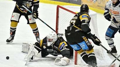 Archivbild: Hubert Ziegler
Der ERSC Amberg (schwarze Trikots) bestreitet das letzte Spiel der Abstiegsrunde am kommenden Sonntag gegen den EHC Waldkraiburg.