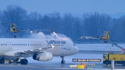 Bild: Peter Kneffel/dpa
Wegen der starken Schneefälle ist der Flugbetrieb am Flughafen in München gestört (Archivbild).