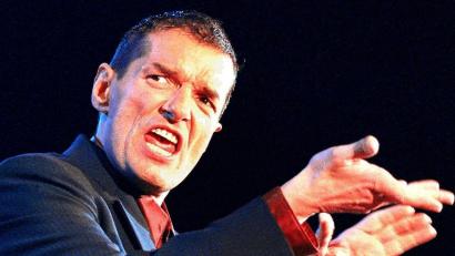 Bild: Herbert Pfarrhofer/APA/epa/dpa
Mit Hits wie „Der Kommissar“ und „Rock Me Amadeus“ wurde Falco international bekannt. (Archivbild)