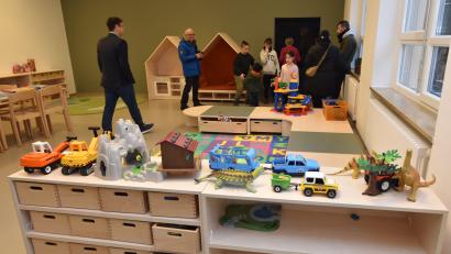 Bild: Norbert Weis
Beim Tag der Offenen Tür, aus Anlass der Einweihung der Offenen Ganztagsschule, waren die Besucher angetan von den Räumen der Grundschule Illschwang.