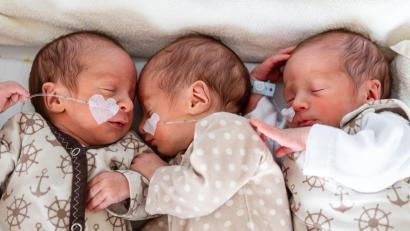 Bild: Konstanze Wutschig-Reetz/Klinkum Bamberg/dpa
Im Klinikum Bamberg hat eine Mutter eineiige Drillinge zur Welt gebracht.