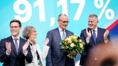 Bild: Kay Nietfeld/dpa
Ina Scharrenbach, Sitzungsleiterin, Gordon Schnieder (r), Spitzenkandidat der CDU in Rheinland-Pfalz, und Manuel Hagel (l), Spitzenkandidat der CDU in Baden-Württemberg, gratulieren Bundeskanzler Friedrich Merz, CDU-Parteivorsitzender, zur Wahl zum Bundesvorsitzenden.