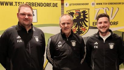Bild: Norbert Martetschläger/exb
Interimstrainer Andreas Häupl (von links), Abteilungsleiter Stefan Klamt und Fabian Kastner als Trainer der "Zweiten" leiten die Geschicke beim TSV Erbendorf.