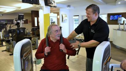 Bild: ubb
Tom Koller (rechts) hat die Entwicklung der Fitnessstudios vom reinen "Muskelprotz-Tempel" hin zum gesundheitlichen Aspekt auch für Senioren und Seniorinnen von Anfang an persönlich miterlebt in seinem eigenen Studio und als ehemaliger Bodybuilder. Hier erklärt er einem Studiogast, wie effektives Training möglich ist.