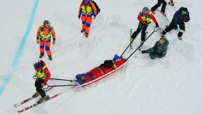 Bild: Julia Demaree Nikhinson/AP/dpa
Wurde in einem Schlitten abtransportiert: Cassie Sharpe.