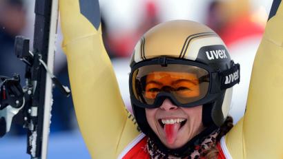 Bild: Oliver Weiken/dpa
Jubel mit verfärbter Zunge: Daniela Maier