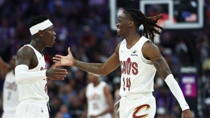 Bild: Sara Nevis/AP/dpa
Beim deutlichen Erfolg gegen die Brooklyn Nets steuerte Dennis Schröder (l) für die Cleveland Cavaliers zwölf Punkte bei. (Archivbild)