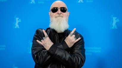 Bild: Christoph Soeder/dpa
Rob Halford beim Photocall des Films „The Ballad of Judas Priest“ bei der Berlinale am 15. Februar.