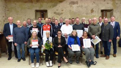 Bild: jp
Ehrenabend im Kastler Steinstadel- die 21Geehrten erhielten von Bürgermeister Stefan Braun (ganz rechts) bronzene, silberne und goldene Ehrenurkunden für besondere ehrenamtliche Leistungen. Auch 14 mehrmalige Blutspender aus Kastl und Hohenburg wurden von BRK-Kreisgeschäftsführer Sebastian Schaller (3. von rechts) mit Präsenten und Ehrennadeln geehrt.
