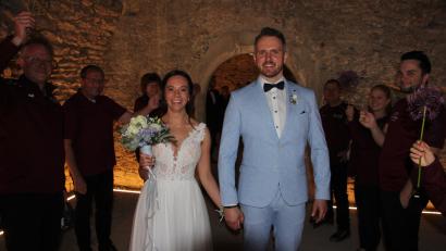 Bild: kro
Freudestrahlend durchschritten Corina und Roland Stamm das Ehrenspalier, gebildet von den Tirschenreuther Schützen.