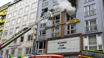 Bild: Florian Reichmann/Berufsfeuerwehr München/dpa
Die Berufsfeuerwehr München ist mit einer Drehleiter bei einem Wohnungsbrand in der Schwanthalerstraße in München im Einsatz. Laut Feuerwehr wurden bei dem Brand fünf Menschen verletzt.