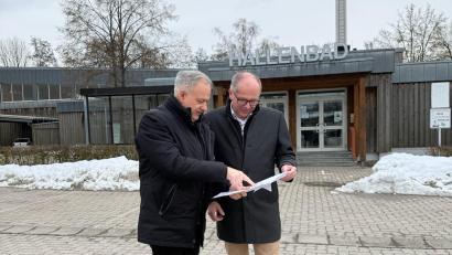 Bild: Landkreis Tirschenreuth
Landrat Roland Grillmeier (links) und Bürgermeister Roman Schäffler vor dem Kemnather Hallenbad.