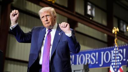 Bild: Mark Schiefelbein/AP/dpa
Ufos und Aliens? Trump will Akten dazu veröffentlichen.