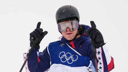 Bild: Julia Demaree Nikhinson/AP/dpa
L wie „Loser“? Hunter Hess formte mit seinen Fingern den Buchstaben L - und sprach danach über seine turbulenten Olympia-Tage.