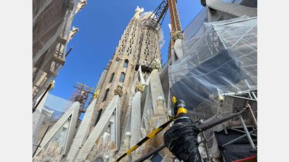 Bild: Jan-Uwe Ronneburger/dpa
Mit der Krönung des Jesusturmes mit einem in Deutschland gebauten begehbaren Kreuzes hat die Basilika Sagrada Familia in Barcelona ihre endgültige Höhe von 172,5 Metern erreicht. Bis zur Fertigstellung des 1882 begonnenen Baus wird es aber noch mindestens bis 2034 dauern.