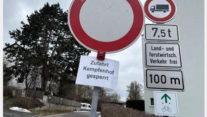 Bild: san
Die Zufahrt von der Blumenau in Sulzbach-Rosenberg ist aktuell noch gesperrt. Der Weg soll aber bald wieder für den Verkehr freigegeben werden.