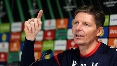 Bild: Adam Davy/PA Wire/dpa
Hört, hört: Trainer Oliver Glasner sorgt mit seinen Aussagen für Wirbel bei Crystal Palace. (Archivbild)