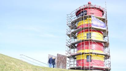 Bild: Lars Penning/dpa
Für den Neuanstrich ist der Pilsumer Leuchtturm eingerüstet.