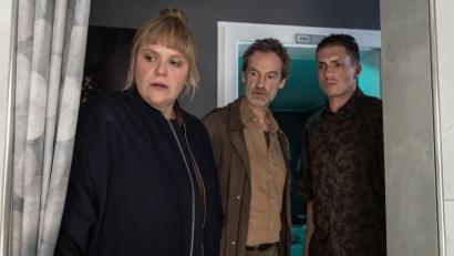 Bild: Thomas Kost/WDR Kommunikation/Redaktion Bild/dpa
Rosa Herzog (Stefanie Reinsperger, von links nach rechts) und Peter Faber (Jörg Hartmann) und Bordell-Mitarbeiter Elez Shkodra finden die Zeugin in einer Dusche.