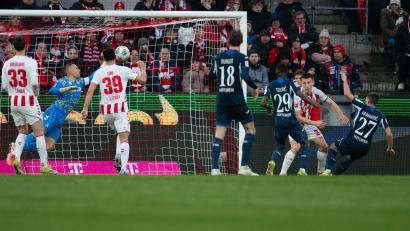 Bild: Marius Becker/dpa
Ein medizinischer Notfall hat das Duell zwischen Köln und Hoffenheim überschattet.