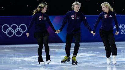 Bild: Ashley Landis/AP/dpa
Team-Olympiasieger vereint: Ilia Malinin (M) lief Hand in Hand mit Alysa Liu (l), die auch Einzel-Gold holte, und Amber Glenn (r).