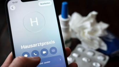 Bild: Sina Schuldt/dpa
Macht eine telefonische Krankschreibung Fehlzeiten im Job zu leicht? (Archivbild)