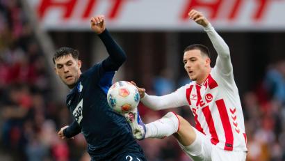 Bild: Marius Becker/dpa
Kölns Said El Mala (r) und Hoffenheims Robin Hranac kämpfen um den Ball.