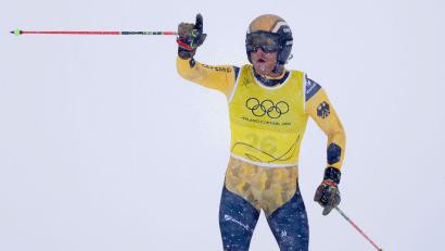 Bild: Oliver Weiken/dpa
Zeigt den Regelverstoß an: Tim Hronek