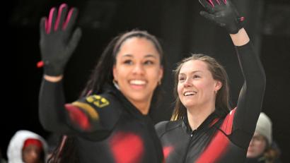 Bild: Robert Michael/dpa
Laura Nolte (Pilotin, r) und Anschieberin Deborah Levi stehen vor ihrem zweiten Olympiasieg im Zweierbob.