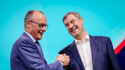 Bild: Kay Nietfeld/dpa
Zwischen diese beiden passt beim CDU-Parteitag kein Blatt.