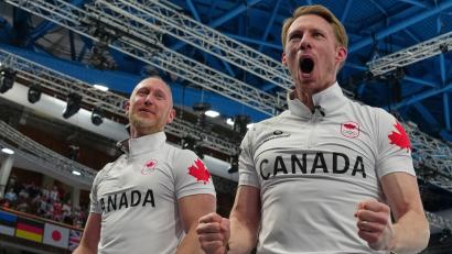 Bild: Misper Apawu/AP/dpa
Muskelspiele: Die Kanadier Brad Jacobs und Marc Kennedy (r) jubeln über Curling-Gold.