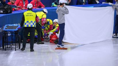 Bild: Stephanie Scarbrough/AP/dpa
Kamila Sellier wird auf dem Eis behandelt.