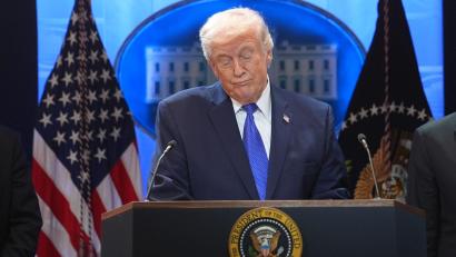 Bild: Evan Vucci/AP/dpa
Trump will den von ihm verkündeten weltweiten 10-Prozent-Zollsatz auf Importe in die USA auf 15 Prozent erhöhen.