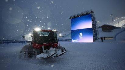 Bild: Andy Bao/AP/dpa
Viel Schnee in der Halfpipe: Der letzte olympische Wettkampf in Livigno muss wetterbedingt auf Sonntag verschoben werden.
